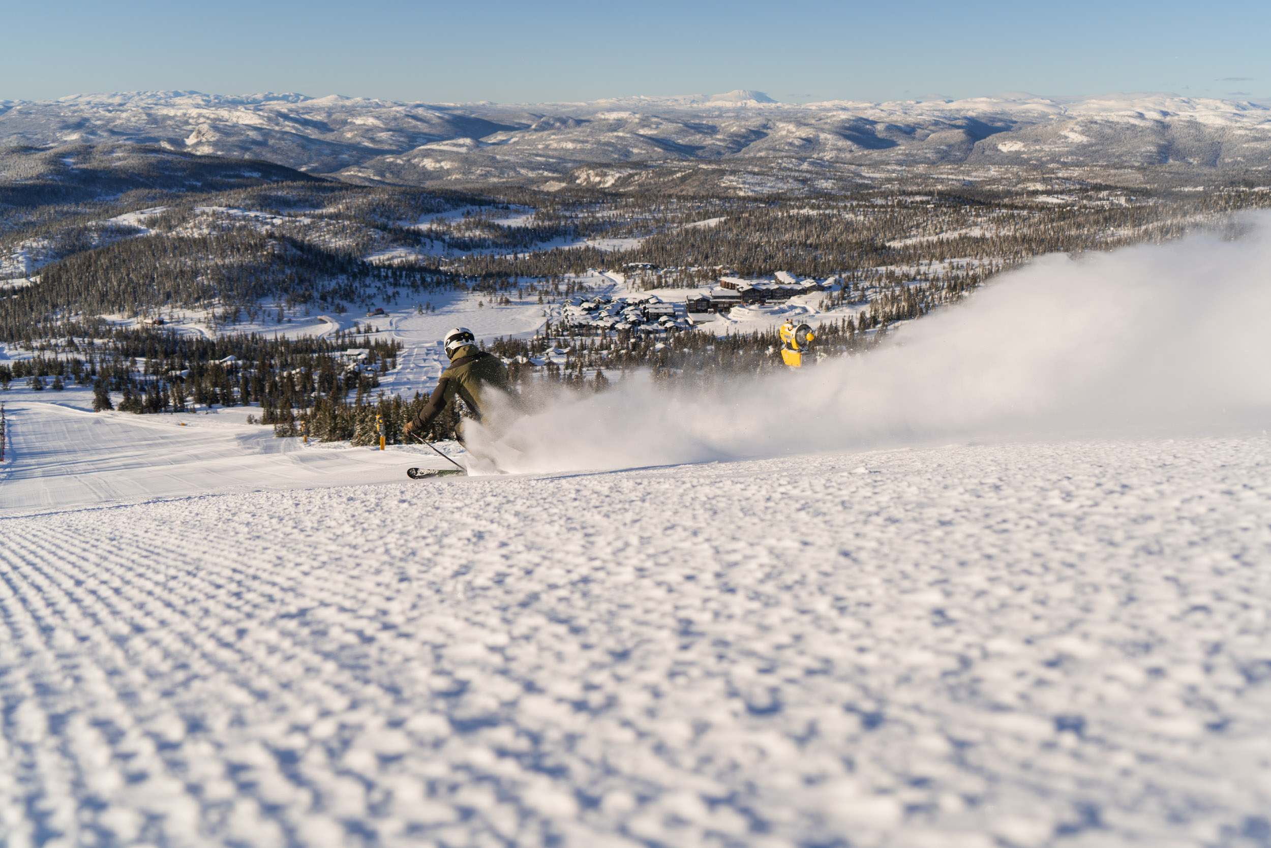 Ski i bakkene utenfor Norefjell Ski & Spa